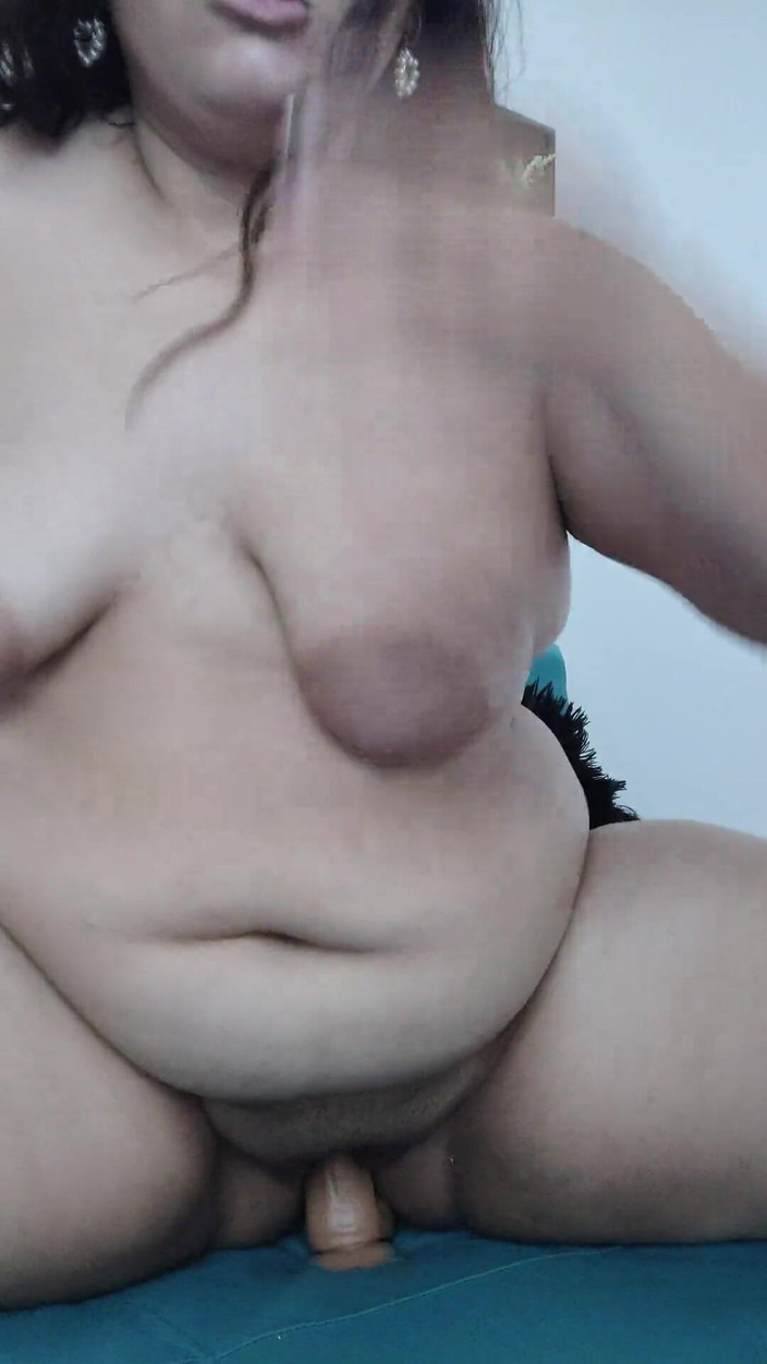 Chloe Denaly: Krásná dívka s velkými křivkami se dotýká její kundičky, dokud...