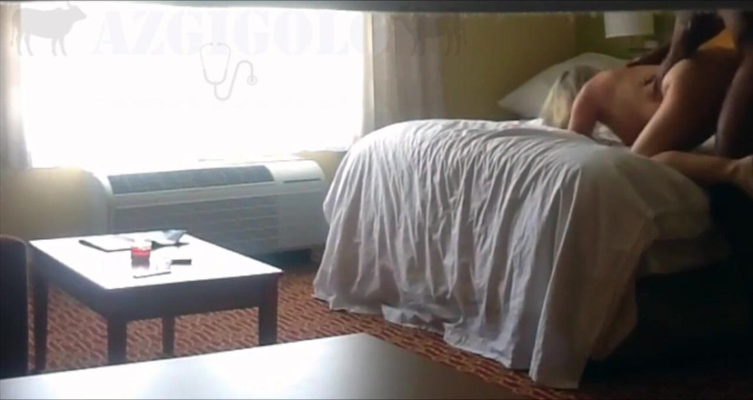 AZGIGOLO: La moglie sexy bionda visita la mia camera d'albergo per...