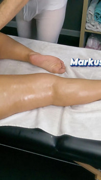 Den lurade mannen knackar på dörren medan hans fru får en massage