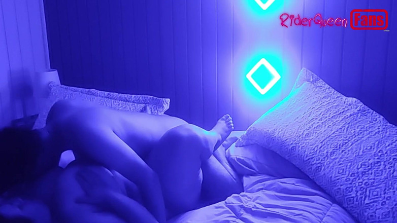 Riderqueen: MILF montel berpantat besar, peminat ereksi perlahan sahaja