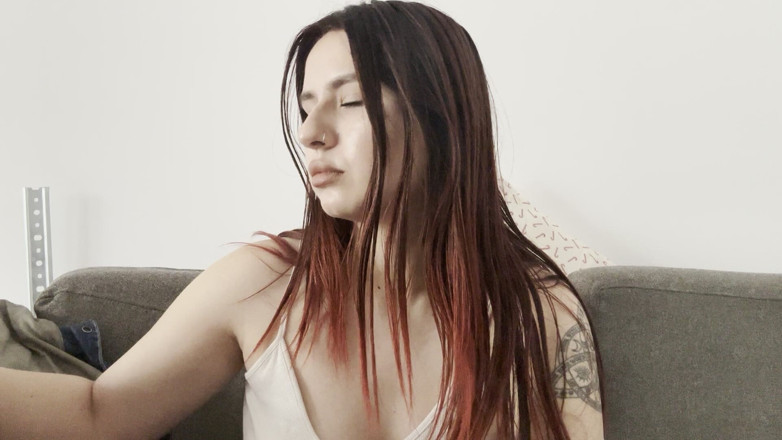 NipsAndStrips: Si cewek hot rambut merah lagi asik merokok - close up