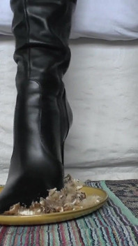 Makan sepatu bot! Lady victoria valente lagi asik jilat kue dari kaki lebat pov