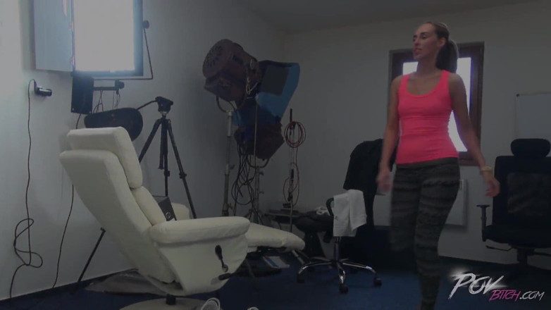 POV Bitch: Fit blondýnka je rozbitá a nakrmená mrdkou na pov pásku...