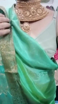 Indický Gay Crossdresser Spodní Gaurisissy Mačká a Hraje Si Se Svými Velkými Prsy V Modré Sárí, Skutečný Domácí Sex