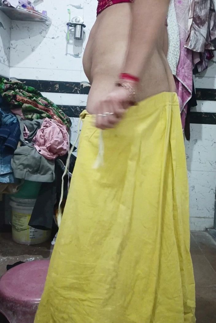Priyahot77: Priya bhabi衬衫公开表演