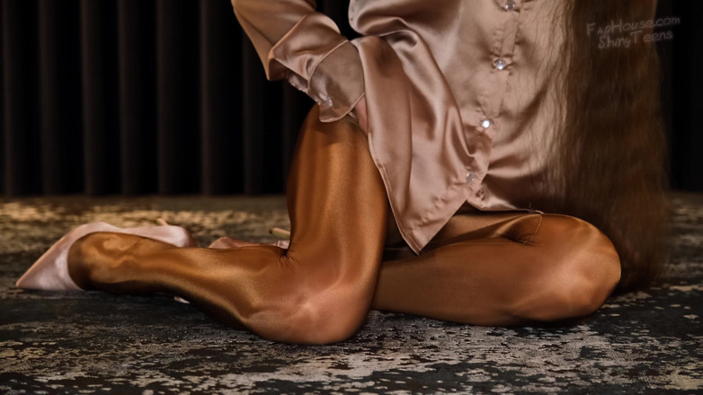 Shiny teens: 904 Glänzendes gold, spandex-strumpfhosen und seidenhemd