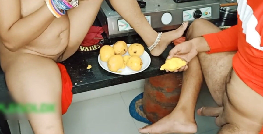 Kavitha_Vintho_: Indian Desi Aunty Show Our Hot Boobs in Kitchen Our...