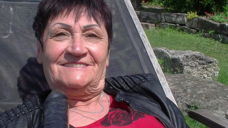 Solo Sex: Une mamie aime le gode dans le jardin