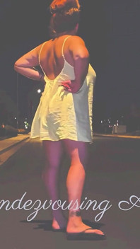Boş yol, gece geç saatlerde ve çıplak bir çift!