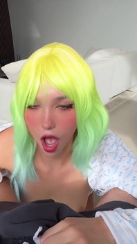 Eine schöne asiatische frau mit erstaunlichen haaren bekommt einen groben fick und gibt sich komplett dem prozess hin