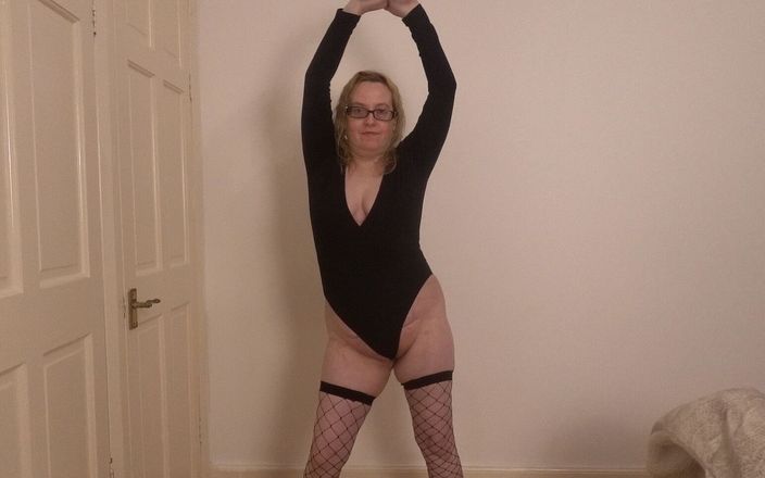 Horny vixen: Allenamento danzante in body nero e calze a rete