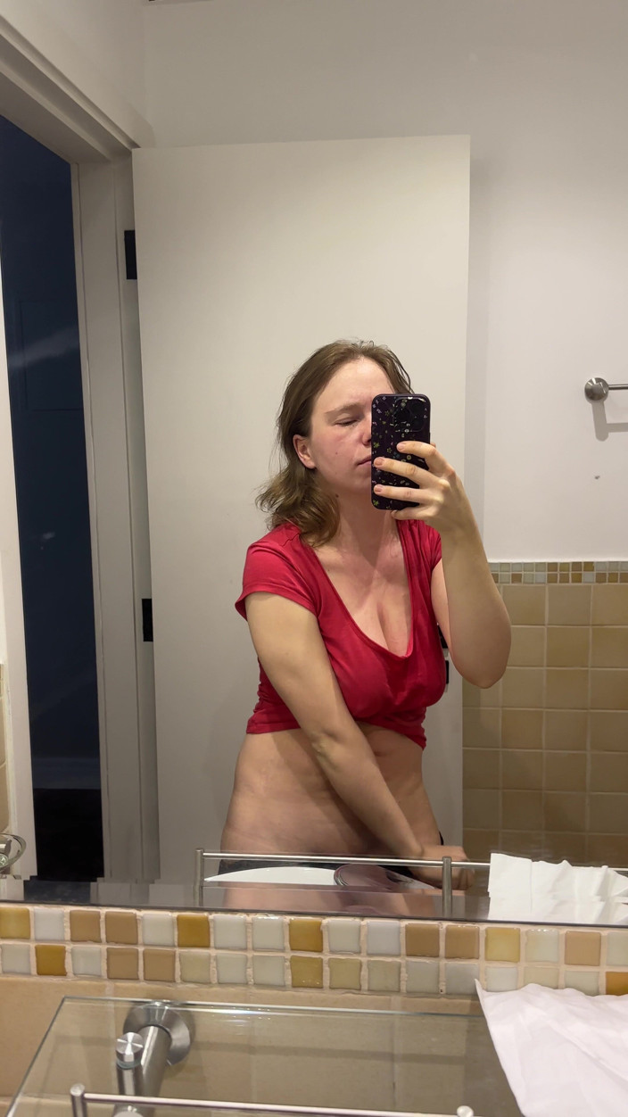 SweetLucy96: Îi poți vedea sfârcurile mari prin tricou