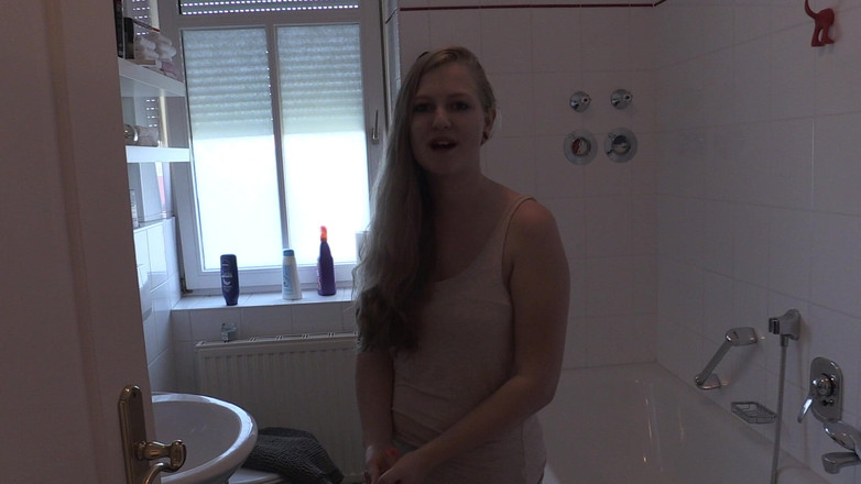 Casting66: Julia Pissing