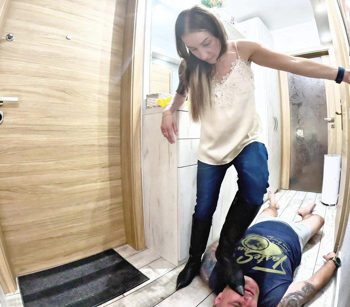 Mistressyammyboots: 他靴子下的脸 - 没有怜悯的快乐
