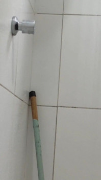 Cowok berondong seksi ini lagi sange berat waktu lagi mandi