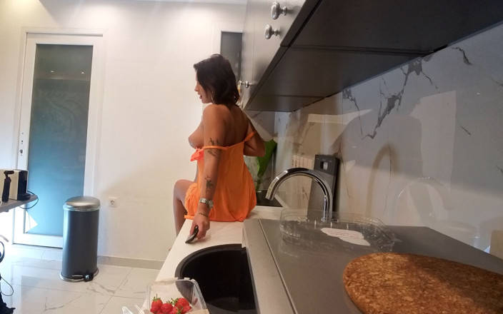 No panties TV: Super žhavá a nadržená skutečná drobná zrzka z univerzity se dotkne...