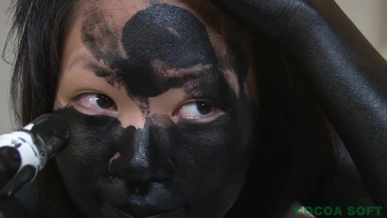 Cocoa Soft: Une soubrette asiatique couverte de noir toute à la peinture se...