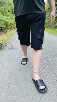 En pantoufles et chaussettes blanches dans la nature