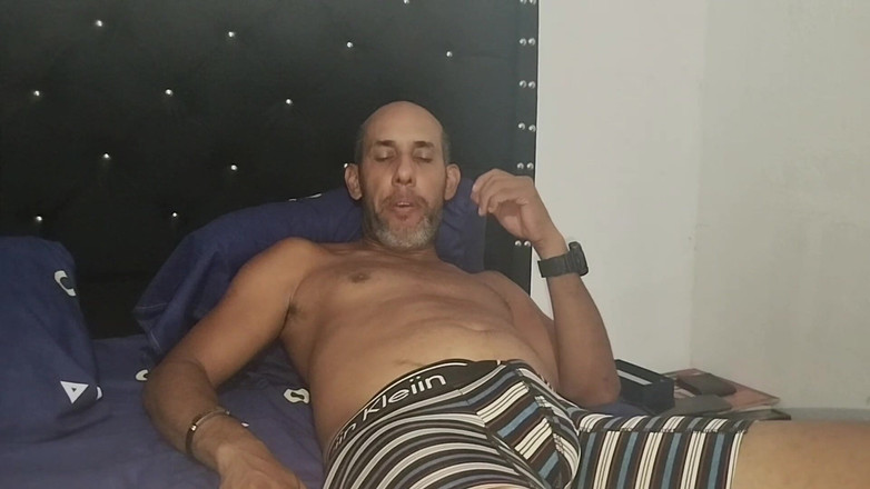 Adribella69: Мой отчим мастурбирует, пока моей мачехи нету дома. как хорошая падчерица, в конечном итоге я помогаю ему трахнуть мою киску жестко с его коком