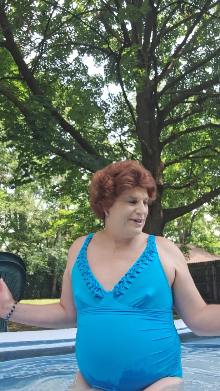 Victoria Lecherri: 假期吹箫泳池乐趣！