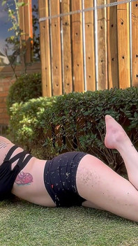 DP mit Spielzeug im Garten