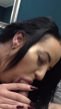 Tatuada peituda milf brincando com um pau grande em POV