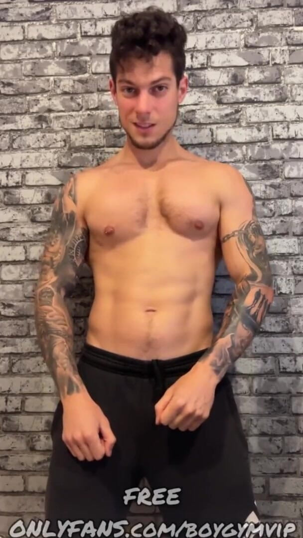 BoyGym: 彼の太いコックを提示する有名なOnlyfansの男性
