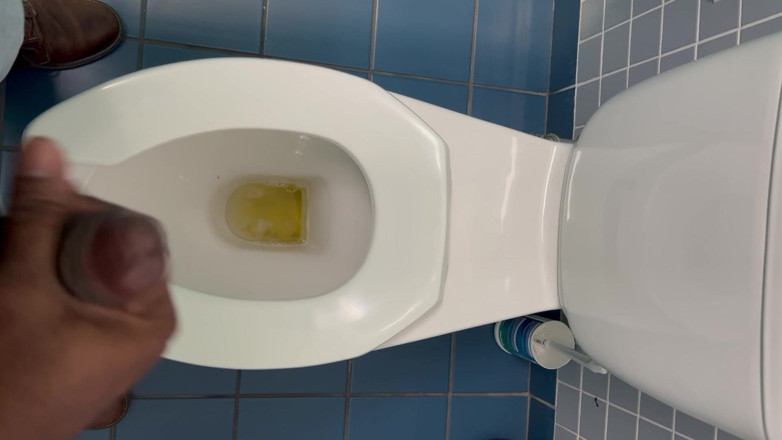 Jamaican Cock: Masturbándose en el baño de la oficina