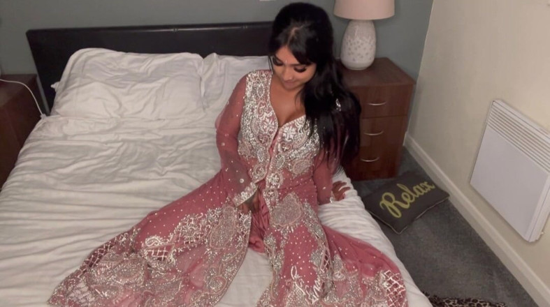 Yasmina Khan: 婚礼后的饥渴独奏