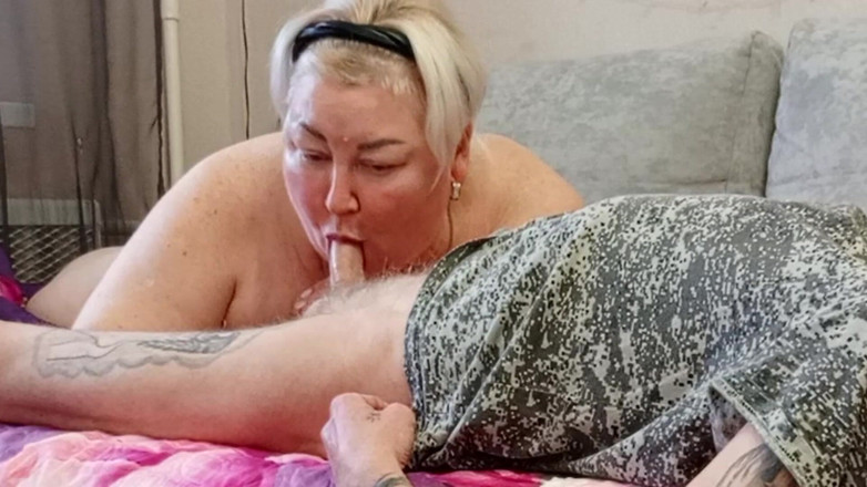 Zona901: 深深地射在邻居的嘴里是一种快乐