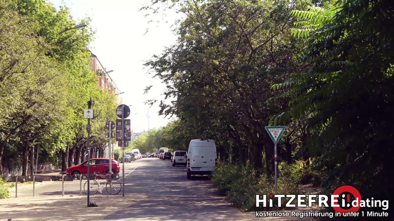 Hitzefrei: Mini hotcore fodida ao ar livre por estranho!