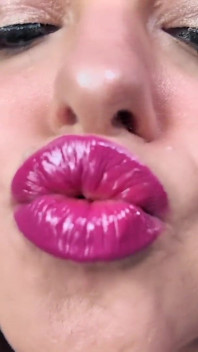 Weak for My Plump Lips - Seductive Lipstick Goddess Sydney Screams Drives Your Lipstick Gooning Even Further as You Become More