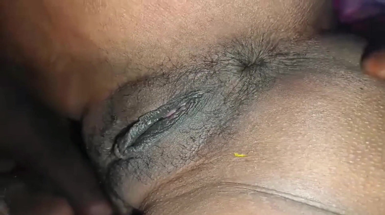 YourXstudio121: Un mari bengali fait appliquer le rouge à lèvres à sa femme...