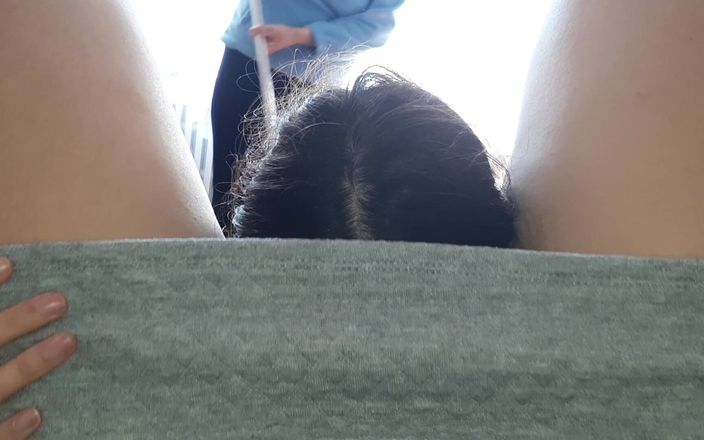 Lesbian-illusion: 엄마가 바닥을 씻는 동안 내 보지를 위험하게 핥는 내 여친