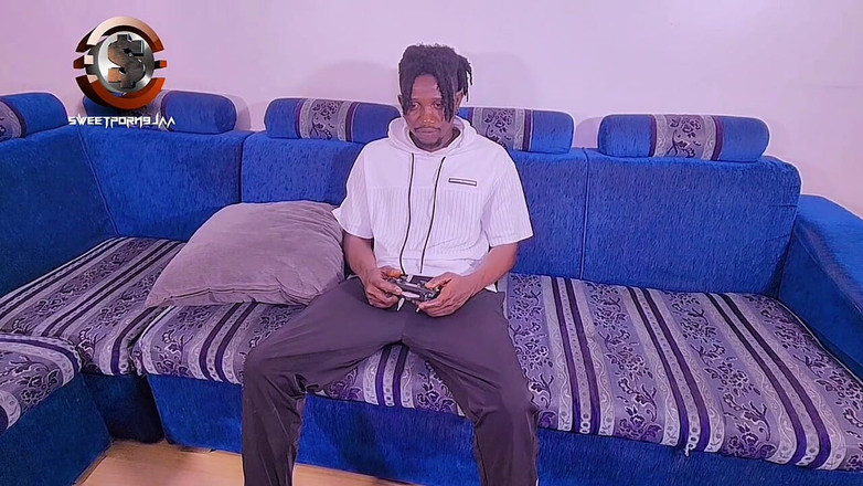 Sweet porn: Curvy Chick Distracted Her New Man with Her Hot Body