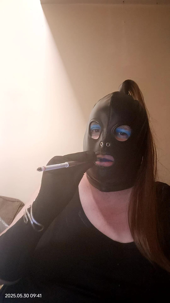 Stephanie-Nicole-TV: Travesti gorda fumando usando um suporte longo