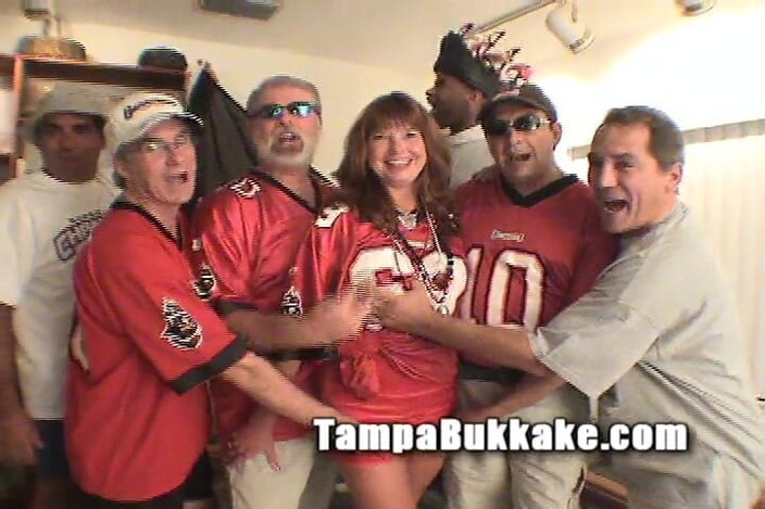 Tampa Bukkake: Tante seksi florida di-gangbang di pesta seks bukkake sama kontol...