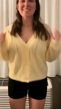 Mi compañera de cuarto lesbiana de 55 años recibió un video sorpresa de mí rebotando mis grandes tetas en muchos suéteres y luego follándome duro por ella