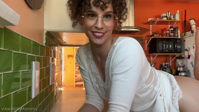 VibeWithMommy: Nadržená vloggerská macecha šuká vysokoškoláka