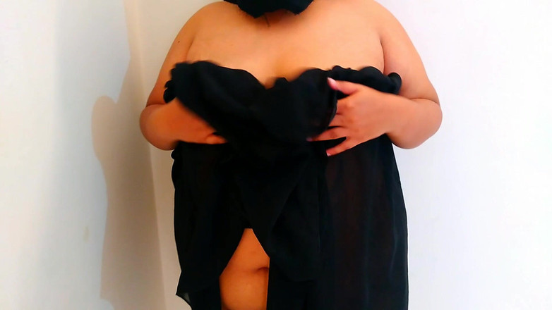 Aria Mia: Египетская горячая жена наполовину обнаженная перед ванной соседа... r, затем он уничтожает ее большую, когда ее мужа нет дома