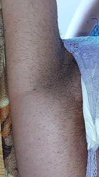 Sexy brünette probiert strumpfhose an