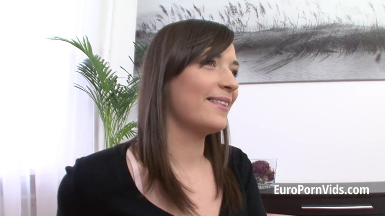 European fresh porn: 高挑美女Saskia Lorensen在沙发上被矮小的家伙干