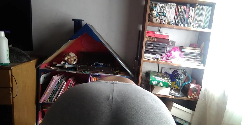 Reyna Tirana: Минулого місяця вони були наполовину скупі, тому, звичайно, я буду використовувати тебе як стілець