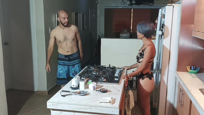 Calvohot70: 当你的继妹要求你的鸡巴时，你必须把它交给她 - 西班牙语色情