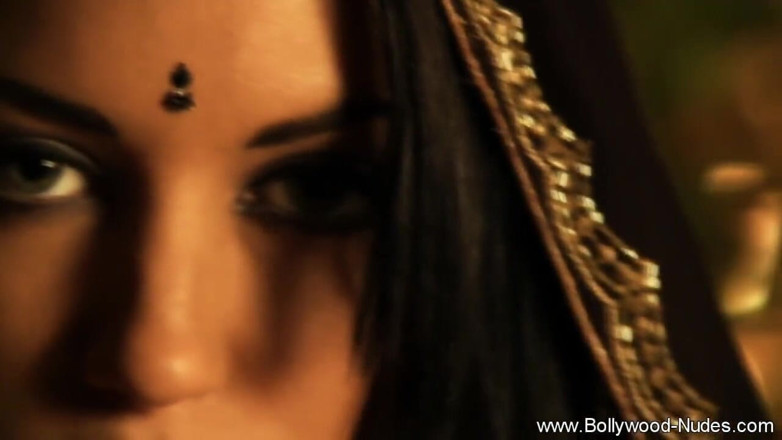 Bollywood Nudes: Une Indienne danse pour nous