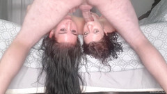 domslutfucker: Дві повії трахаються обличчям догори ногами з двома ракурсами.