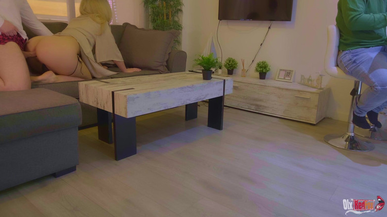 OlxRedFox: सौतेली मम्मी अपने सौतेले बेटे का लंड चूसती है और अपने पति की पीठ के पीछे गांड में चुदाई करती है। धोखेबाज पत्नी