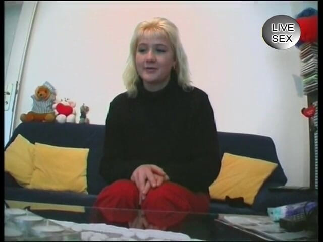 Horny Two really wet MILFs: Casting blonde menanggalkan pakaiannya dan mempermasa pepeknya