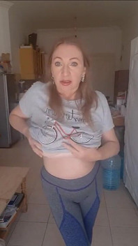 Dans frumos... în sfârșit dansând goală... Uită-te la cum îmi dansează sânii mari...