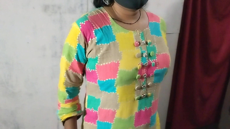 Saloni hot video: Ateşli saloni büyük göğüsler sallıyor